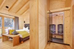 Schlafzimmer und Zirbeninfrarotkabine im Chalet Mahdebene