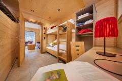 Zimmer mit Stockbett im Chalet Mahdebene