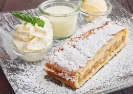 Apfelstrudel mit Vanillesauche & Vanilleeis